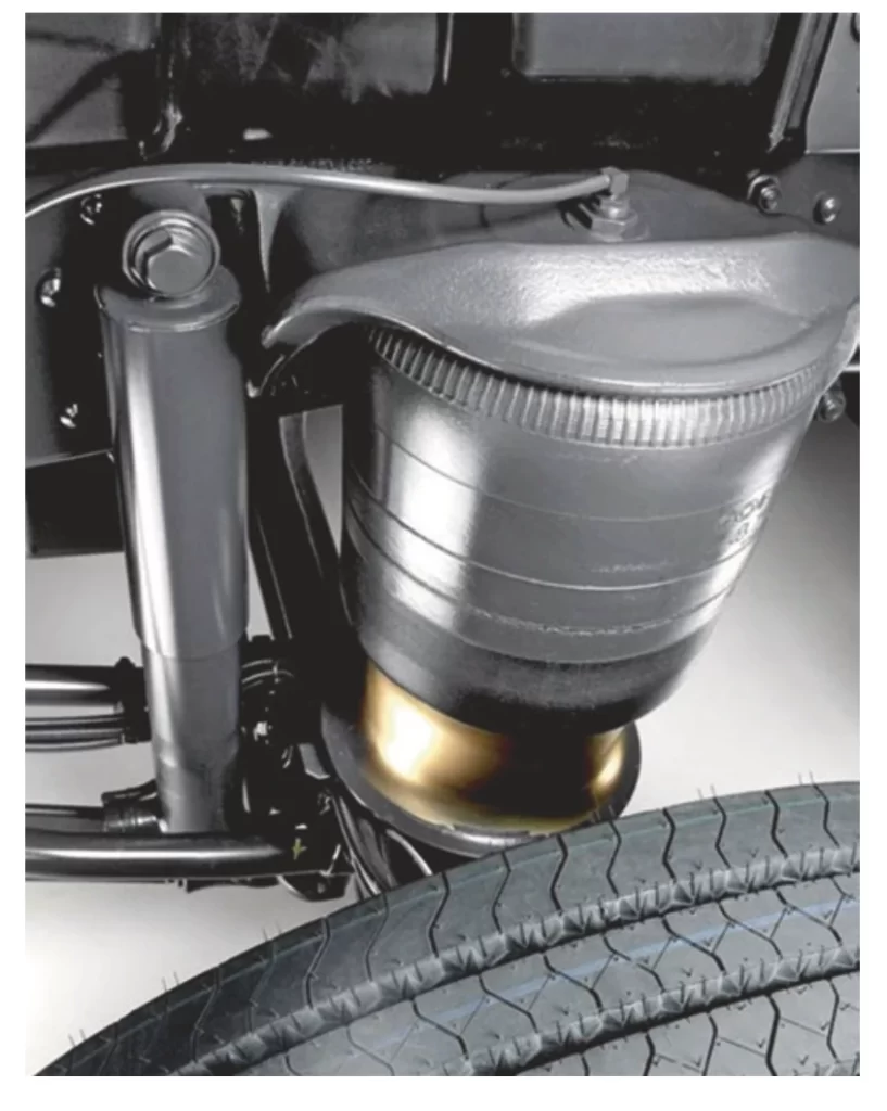 Cận cảnh hệ thống treo khí nén và giảm chấn thủy lực trên trục trước của xe tải Mercedes-Benz Actros 3.